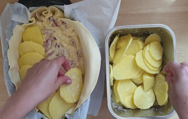 preparazione torta di salame e patate